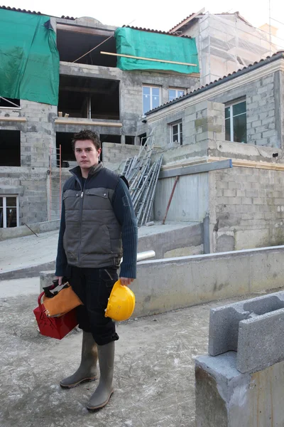 Unga mason på en byggarbetsplats — Stockfoto