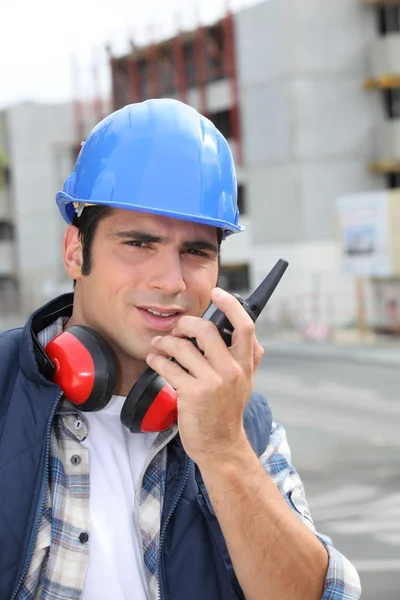 Trabajador de construcción con radio — Foto de Stock