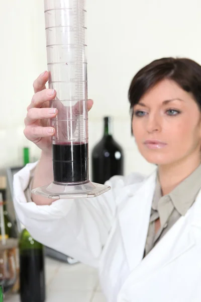 在葡萄酒的实验室工作的女人 — 图库照片