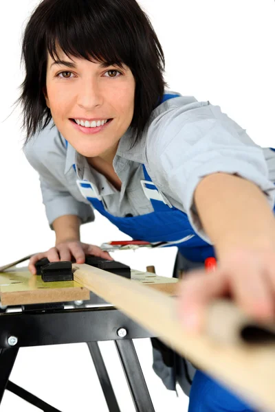 Carpinteiro feminino usando bancada — Fotografia de Stock