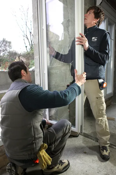 Dos trabajadores instalando ventana —  Fotos de Stock