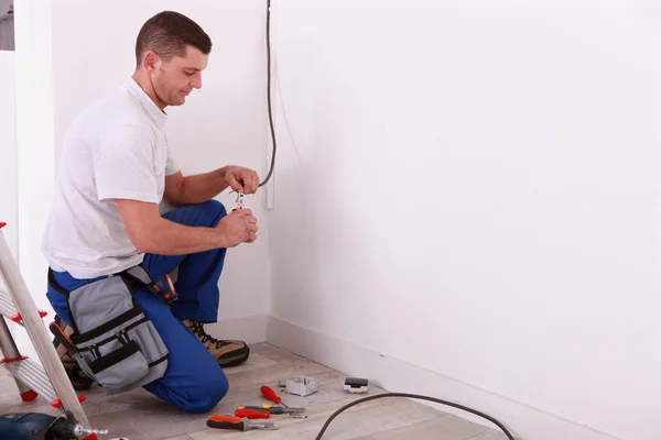 Mužské elektrikář připravuje Délka drátu — Stock fotografie