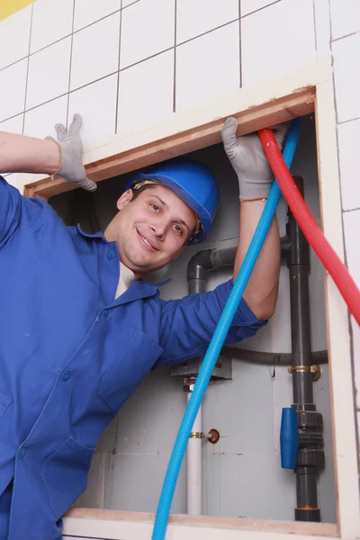 Klempner repariert Wasserversorgung in öffentlicher Toilette — Stockfoto