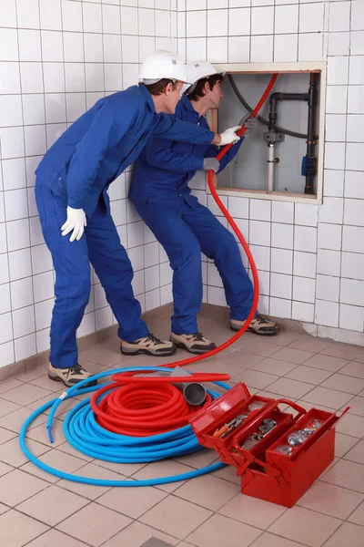 Apprendista idraulico formazione sul posto di lavoro — Foto Stock