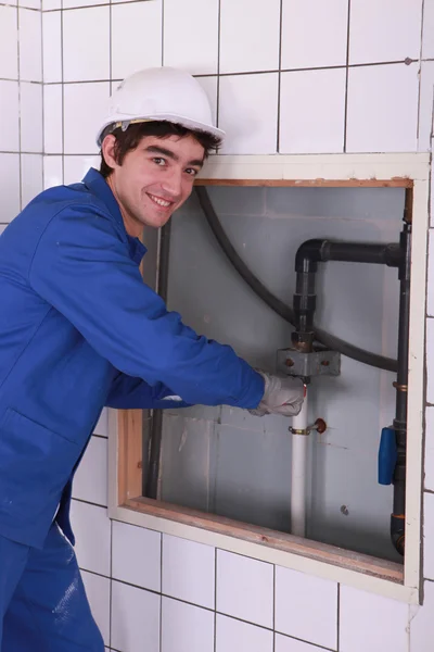 Fürdőszoba dolgozó fiatal vízvezeték-szerelő — Stock Fotó