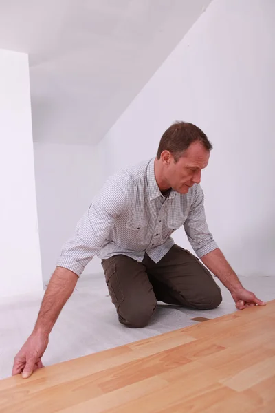 安装木地板的男人 — 图库照片