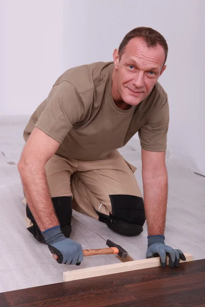 Człowiek montażu podłóg laminowanych — Zdjęcie stockowe