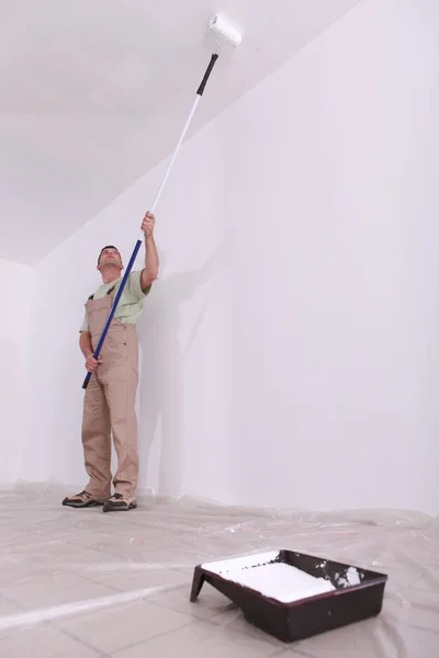 Rzemieślnik malujący sufit — Zdjęcie stockowe
