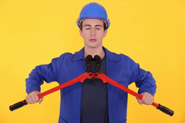 Builder using bolt cutters — Stock Photo, Image