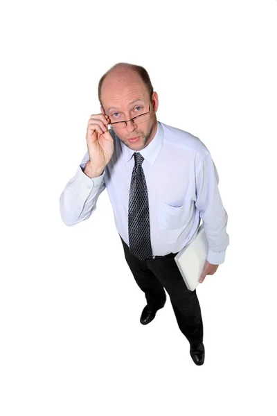 Man in pak dragen laptop op witte achtergrond — Stockfoto