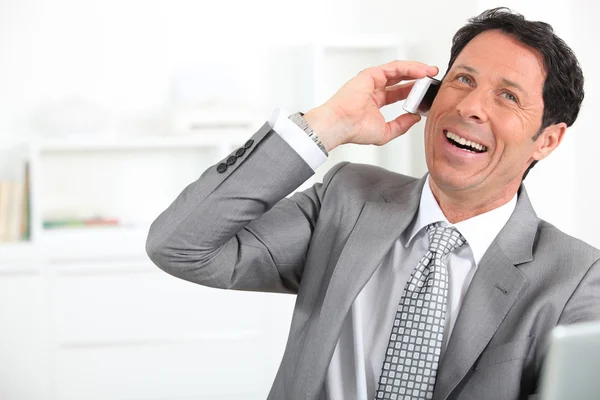 Mogen man klädd i grå kostym med slips skrattar — Stockfoto