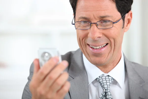 Executivo masculino usando óculos usando celular — Fotografia de Stock