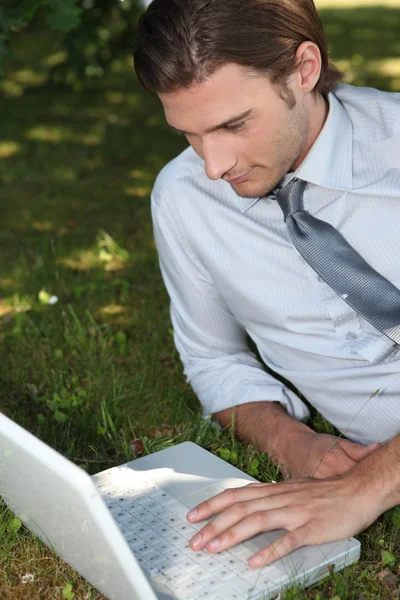 Zakenman die buiten werken op laptop — Stockfoto