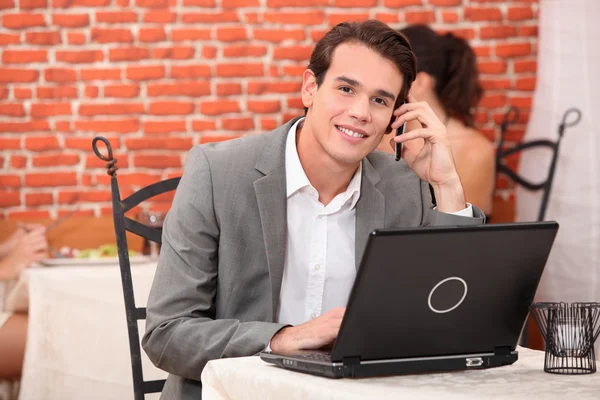 Junger Mann bei einem Telefoninterview — Stockfoto