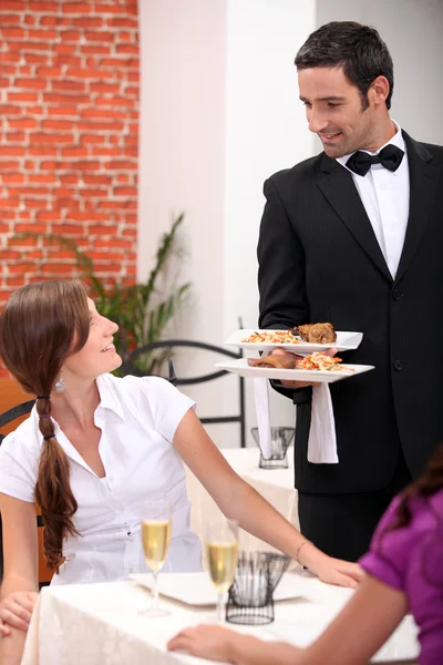 Официант обслуживает столик — стоковое фото