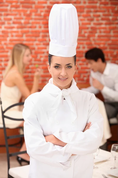 Kvinnliga kock i full uniform — Stockfoto