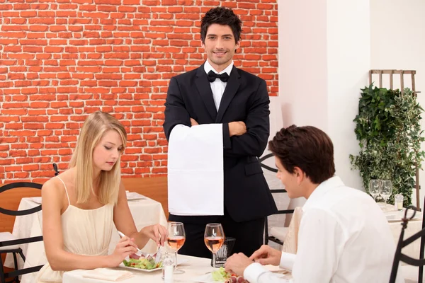Casal desfrutando de refeição romântica — Fotografia de Stock