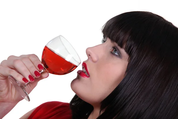Opvallende shot van een vrouw drinken van een glas wijn — Stockfoto