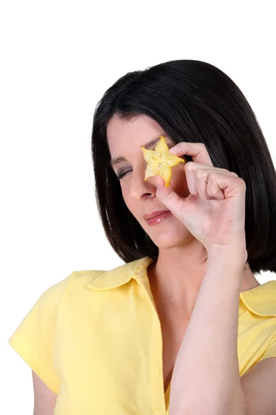年轻女子拿一片花瓣中的一颗星形式 — 图库照片