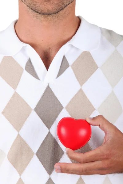 Человек с коробкой в форме сердца — стоковое фото