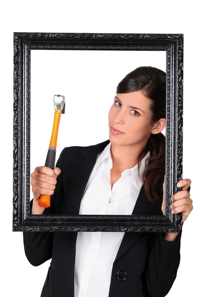 Mujer con un martillo y un marco —  Fotos de Stock