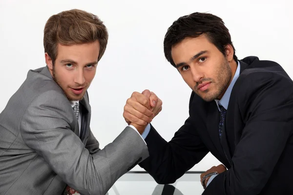 Zwei gut gekleidete junge Männer beim Armdrücken — Stockfoto