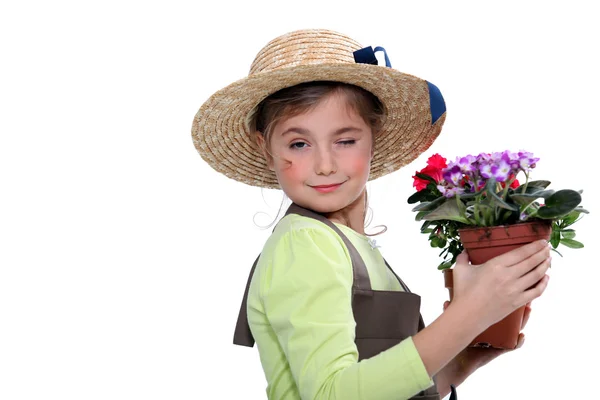 Menina usando chapéu de palha segurando vaso planta — Fotografia de Stock