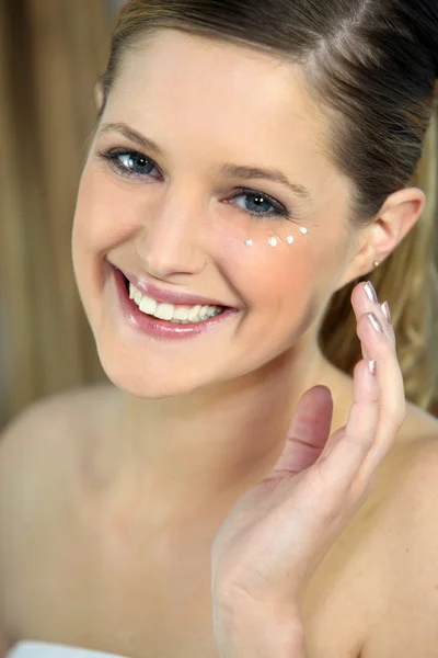 Woman applying under eye cream — Stock Photo, Image