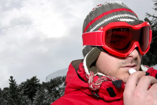 Fechar de um homem com óculos de esqui — Fotografia de Stock