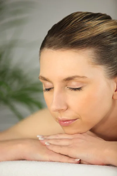 Kvinna avkopplande på massagebänken — Stockfoto