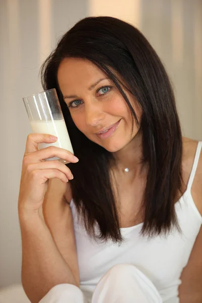 Γυναίκα πίνει ένα ποτήρι γάλα — Φωτογραφία Αρχείου