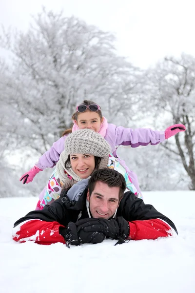 Rodzina ustanawiające w śniegu — Zdjęcie stockowe