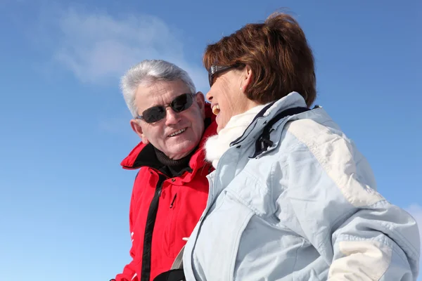 Ouder paar in winterjassen — Stockfoto