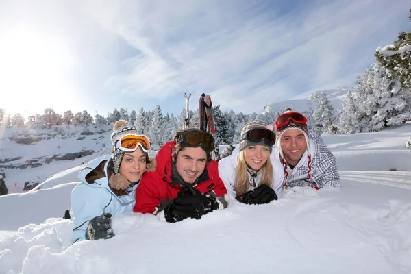 Retrato de unos amigos en unas vacaciones de esquí juntos — Foto de Stock