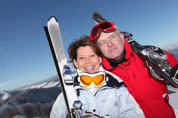 Couple de ski plus âgé sur une montagne — Photo