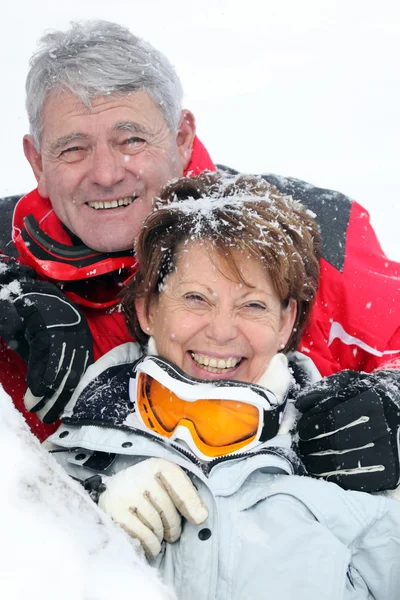 Porträt eines reifen Paares, das mit Schneeflocken bedeckt ist — Stockfoto