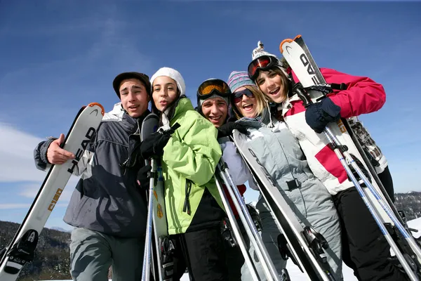 Группа друзей на лыжном отдыхе — стоковое фото