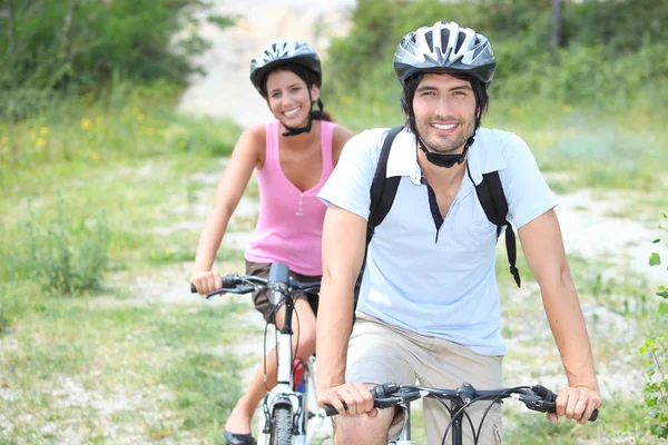 Para korzystających na rowerze — Zdjęcie stockowe