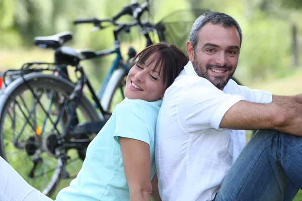 自転車に乗っているカップルします。 — ストック写真