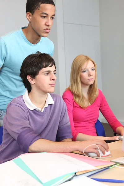 Grupp av studenter som arbetar på en dator — Stockfoto