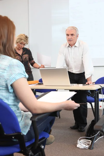 Teacher stood at the front of the classroom — Stock Photo, Image