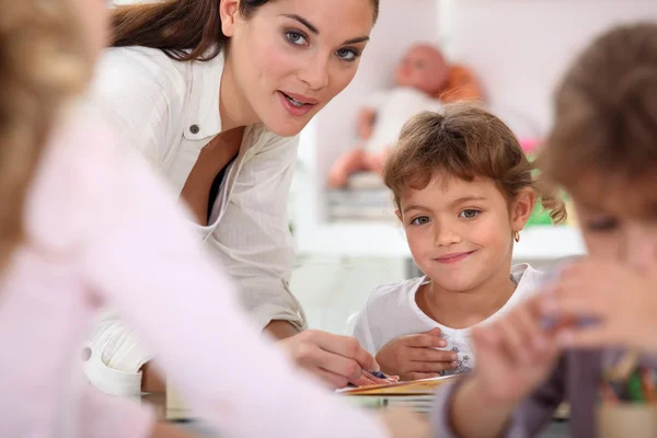 Lehrer hilft Kindern im Unterricht — Stockfoto