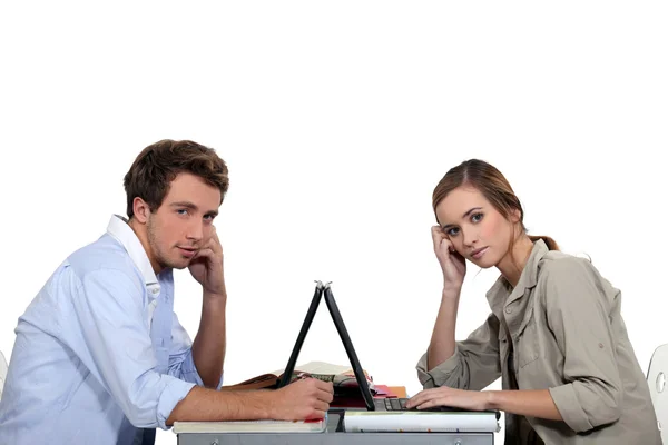 Menino e menina cara a cara com computadores portáteis — Fotografia de Stock