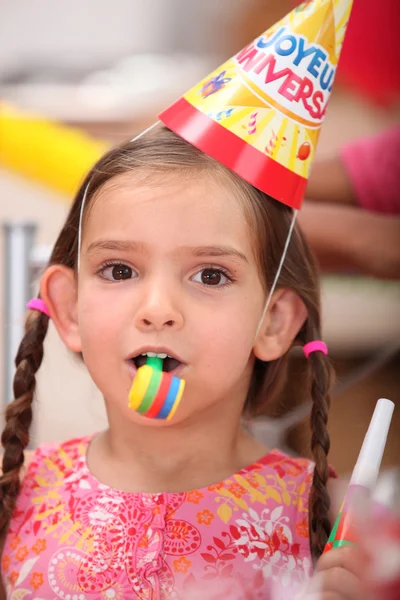 Jong meisje bij de verjaardagspartij van een kind — Stockfoto