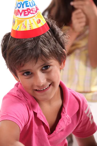 Mladík v klobouku narozeninový večírek — Stock fotografie
