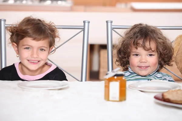 I bambini aspettano i loro pancake — Foto Stock