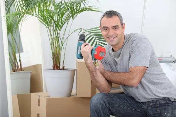 Man verpakking vakken voor huis verplaatsen — Stockfoto