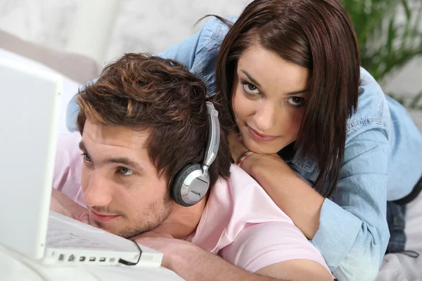 남자가 그의 여자 친구를 무시 하 고 그의 음악에 의해 흡수 — 스톡 사진