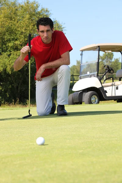 Golfer kniend. — Stockfoto