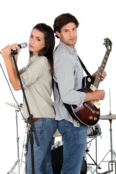 Woman singing whilst man plays guitar — Stock Photo, Image